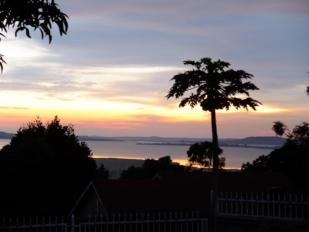 Carpe Diem Guesthouse Entebbe Exterior foto